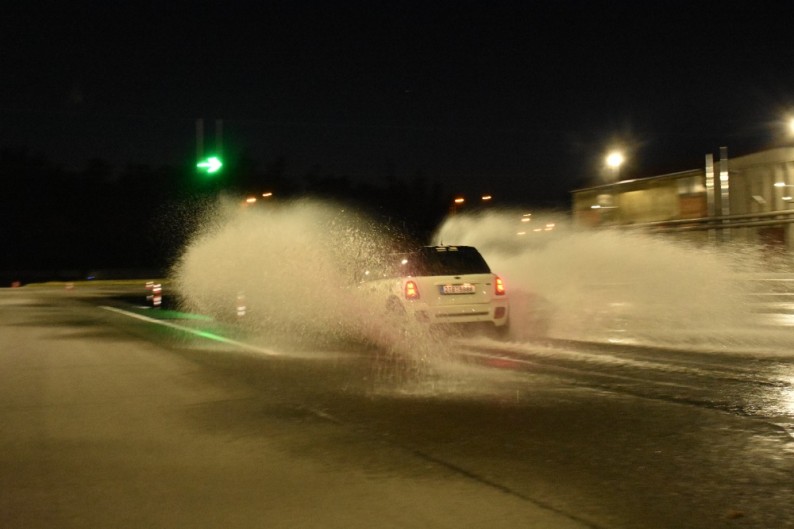 Noční škola smyku – zažijete, jaké to je mít auto pod kontrolou, když svět spí - 4h