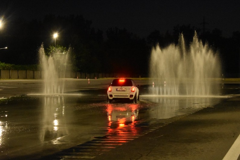 Noční škola smyku – zažijete, jaké to je mít auto pod kontrolou, když svět spí - 4h