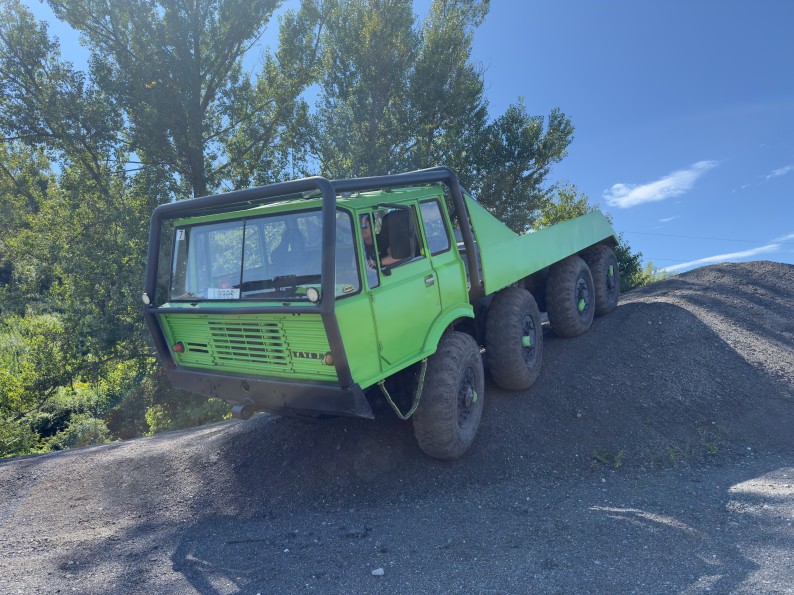 Do terénu i na houpačku v kabině 4 speciálů Tatra