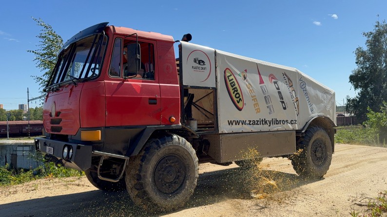 Do terénu i na houpačku v kabině 4 speciálů Tatra