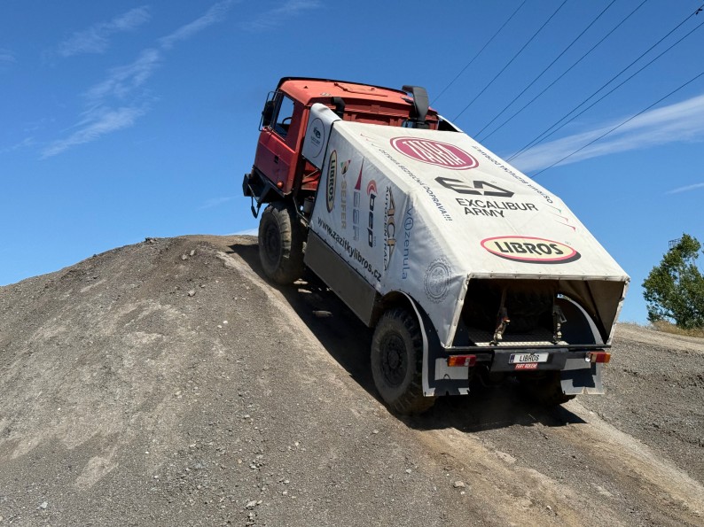 Do terénu i na houpačku v kabině 4 speciálů Tatra