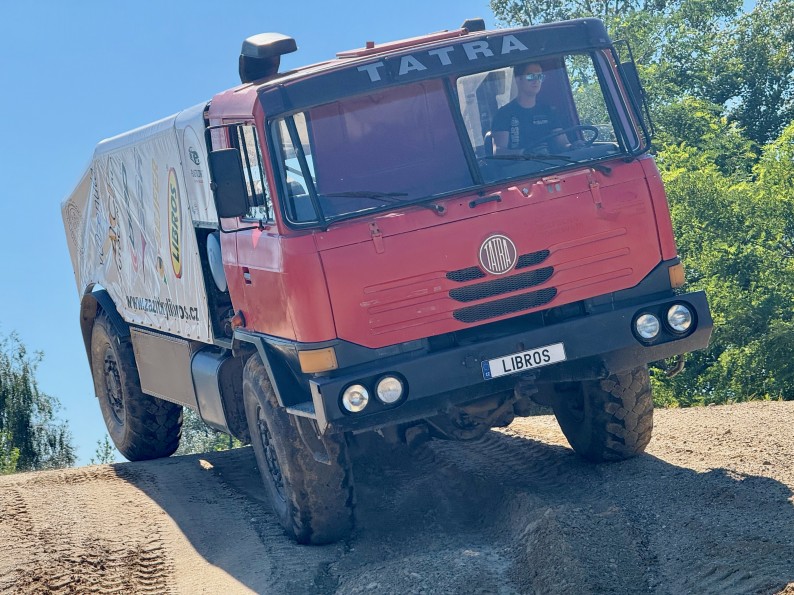 Do terénu i na houpačku v kabině 4 speciálů Tatra