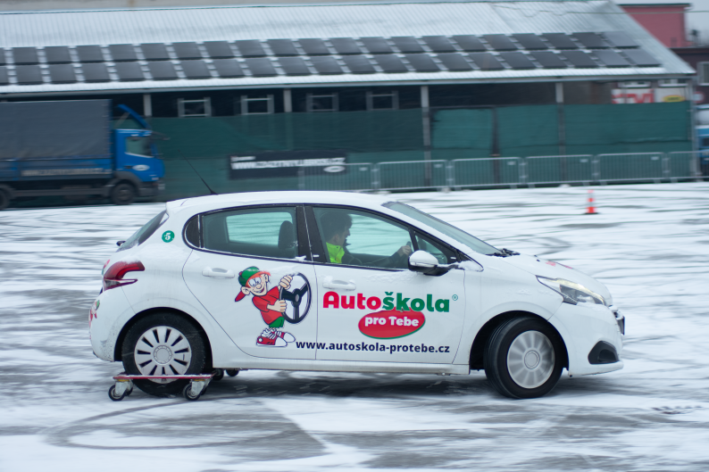 Symulator poślizgu – rolki samochodowe