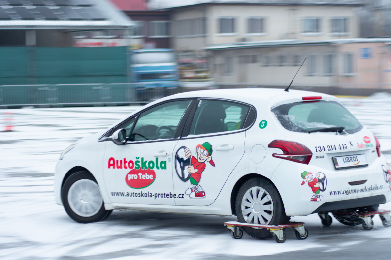 Symulator poślizgu – rolki samochodowe