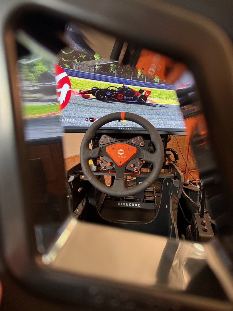 Přijďte si zajezdit na závodním simulátoru