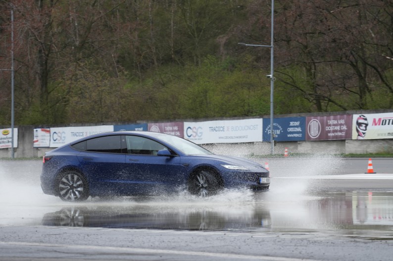 Tesla - 4 hodinová Škola smyku a bezpečné jízdy