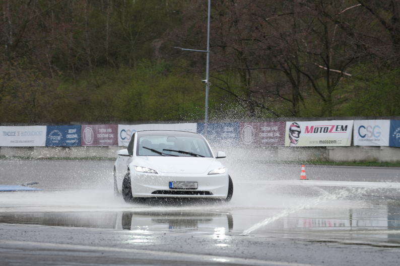 Tesla - 4 hodinová Škola smyku a bezpečné jízdy